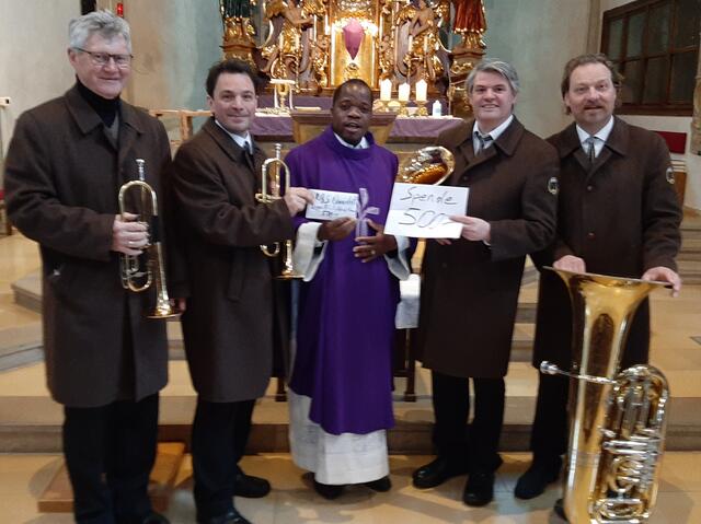 Spenden-Übergabe an Pfarrer Leonard Ozougwu für das Ausmalen der Schwertberger Kirche. | Foto: Erich Schöfl