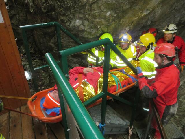 Vorm großen Auftakt wurde in der Höhle noch eine Rettungsübung geprobt. | Foto: Nixhöhle