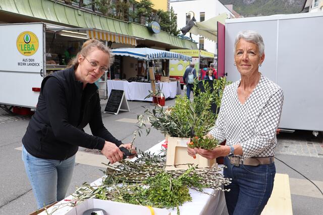 Sabine Weiskopf und Waltraud File (v.li.) standen letzten Freitag in der Malserstraße beim Frischemarkt bereit, um mit Interessierten Palmbuschen zu binden. | Foto: Siegele