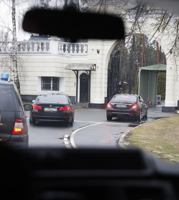 Fahrzeuge der Delegation mit Bundeskanzler Karl Nehammer (ÖVP) im Rahmen eines Treffens mit dem russischen Präsidenten am Montag, 11. April 2022, vor Putins Residenz Nowo-Ogarjowo bei Moskau. | Foto: APA Picturedesk