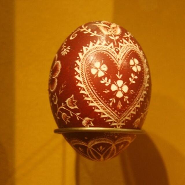 Durch Ritztechnik mit Herz- und Floralmotiven verziertes Osterei aus Tschechien (Böhmen).