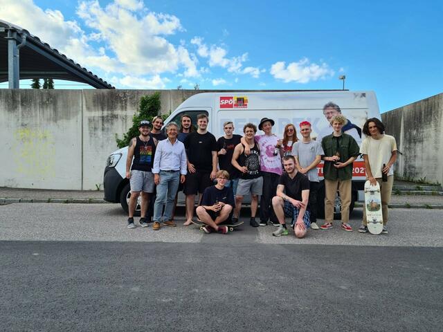 SJ-Grillfeier am Skaterplatz mit Bürgermeister Sepp Wall-Strasser. | Foto: Simon Panholzer