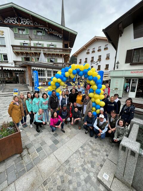 Die Organisatorinnen Tanja Schwaiger vom Hotel Eder(5te von links) und Christine Scharfetter (vorne Mitte) mit allen teilnehmenden Betrieben und den Helfern | Foto: Hochkönig Tourismus