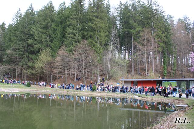 Ansturm am Dechantteich. 2.000 Ostereier waren versteckt, das lockte viele Kinder an. | Foto: Lederer