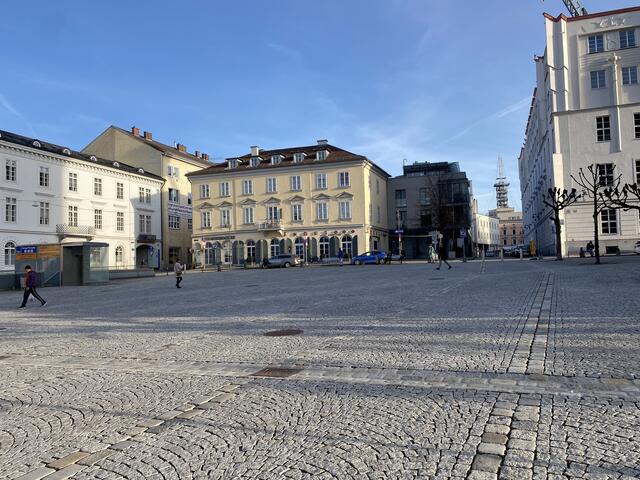 Mit einem Anpassungskonzept will man künftig die Lebensqualität in Linz, trotz der spürbaren Folgen des Klimawandels, möglichst erhalten. Dazu will man auch die städtischen "Hitze-Inseln" – hier etwa der Pfarrplatz – entschärfen. Die Bürgerinnen und Bürger sollen dabei mitreden dürfen. | Foto: BRS/Gschwandtner