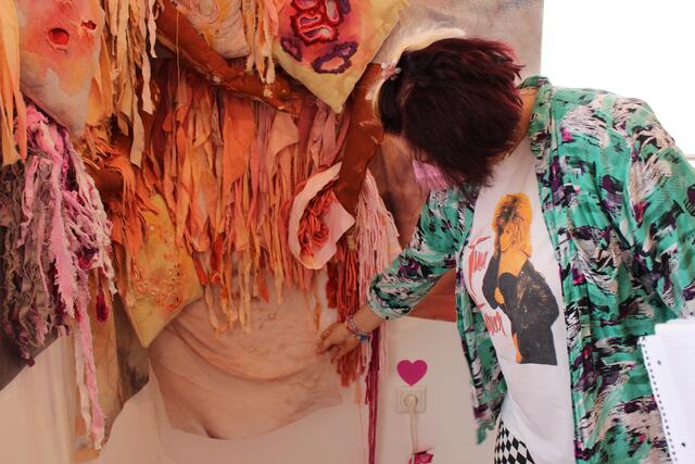 In der Ausstellung "Honeymoon in Hennyland" geht es um das Queer-Sein in der Stadt. Hier ist ein Kunstwerk der Künstlerin LEVI Pritz zu sehen. | Foto: Martin Jelicic