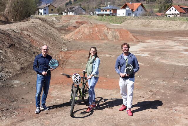  Sportreferent Christian Mayer, Stadträtin und Jugendreferentin Claudia Dornhofer und Obmann der Padel Lions Lukas Labitsch stellten heute das vielfältige Freizeitangebot auf der Murinsel vor. 
 | Foto: Stadt Bruck/Maili