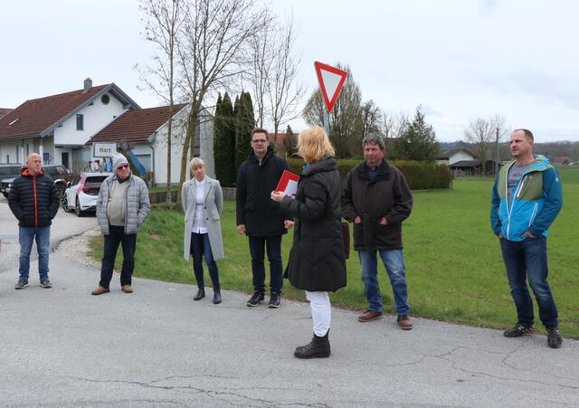 Mit Franz Lang,  Sabine Schamberger, Wolfgang Koppelstätter sowie Max und Harald Schneglberger versammeln sich Anrainer der B 148 in der Ortschaft Hart, Gemeinde Reichersberg, um zu schildern, wie ihre Lebensqualität unter dem zunehmenden Verkehr leidet. | Foto: BRS/Doms