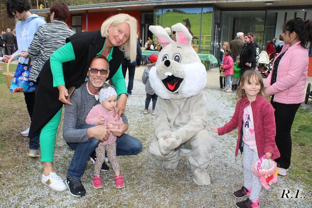 Der große Osterhase sorgte beim Ostereiersuchen am Dechantteich für Begeisterung. | Foto: Lederer