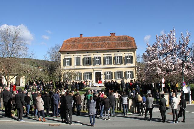 Heuer bot der Pfarrhofgarten das Ambiente für die Feierlichkeiten am Palmsonntag. | Foto: Josef Fürbass