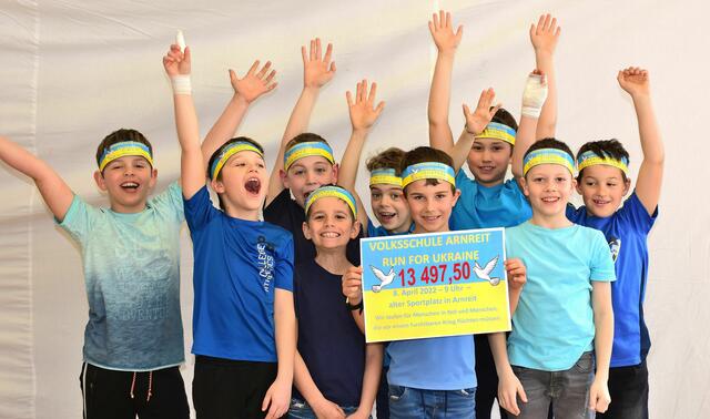 Die Volksschule Arnreit veranstaltete einen Benefizlauf, bei dem mehr als 13.000 Euro gesammelt und gespendet wurden. | Foto: Foto: Manfred Lindorfer
