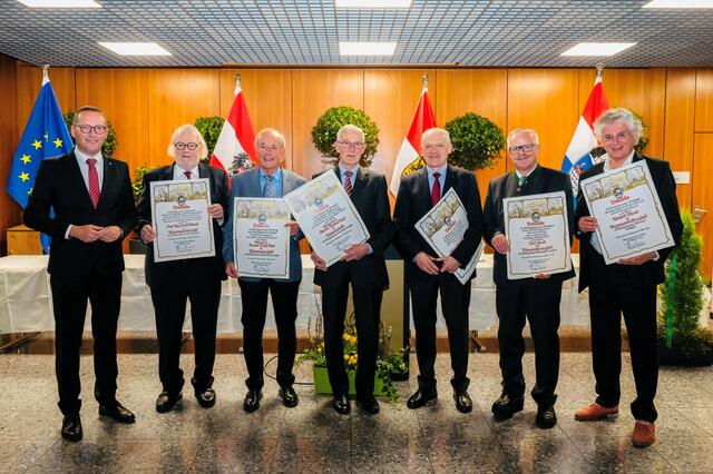 Bürgermeister Georg Djundja mit den geehrten Persönlichkeiten: Josef Standl, Erich Auer, Andreas Kinzl, Reinhold Mayer, Karl Gradl und Reinhold Wieser.



 | Foto: Stadtgemeinde Oberndorf/Hermeter