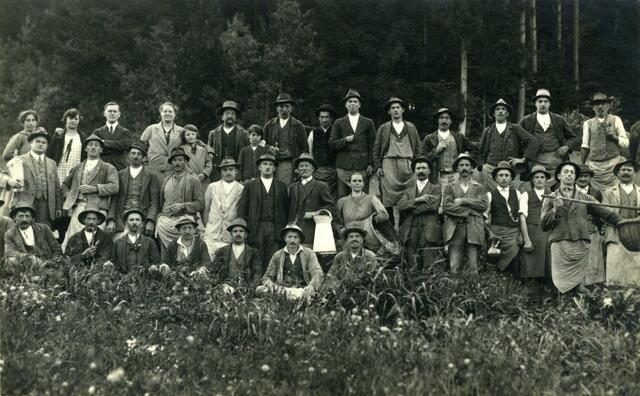 Gleichenfeier zum Bau der Volksschule in Oed in Bergen im Jahr 1927. | Foto: Archiv Roland Forster