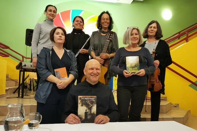 Bei guter Musik und tollen Lesungen kam bei der Benefizlesung ein beachtlicher Spendenbetrag zusammen. | Foto: Kowatschek