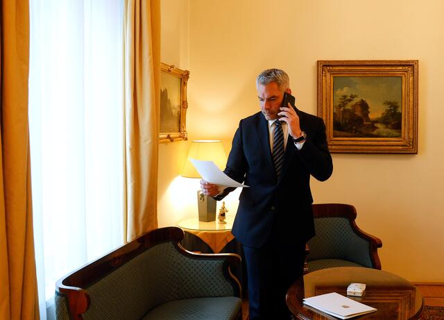 Bundeskanzler Karl Nehammer (ÖVP) in der österreichischen Botschaft in Moskau vor demTreffen mit dem russischen Präsidenten am Montag, | Foto: APA Picturedesk