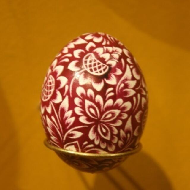 Mit Floralmotiven verziertes tschechisches Osterei. Ritztechnik