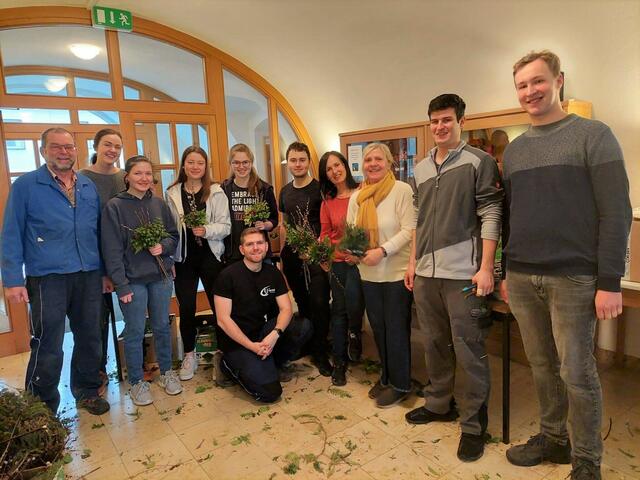 Die Waldneukirchner Landjugend machte über 140 Palmbuschen, die im Nu am Palmsonntag verkauft waren. 