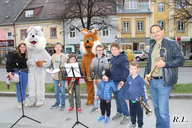 Die Musikschule Voitsberg spielte auf, unterstützt von gleich zwei Osterhasen. | Foto: Lederer