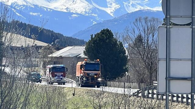 Auch eine Kehrmaschine der Straßenmeisterei war im Einsatz. | Foto: Freiwillige Feuerwehr Tamsweg