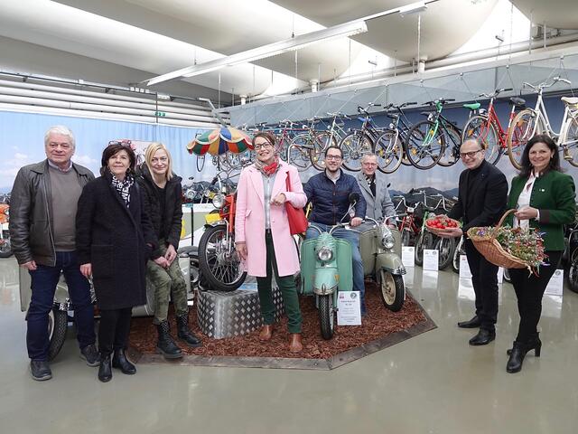 Bürgermeister, Mitglieder des Gemeinderates sowie des Stadtmarketings, Kurator, Museumschef, Leihgeber und Pfarrer bei der Eröffnung. | Foto: Hans Georg Ainerdinger