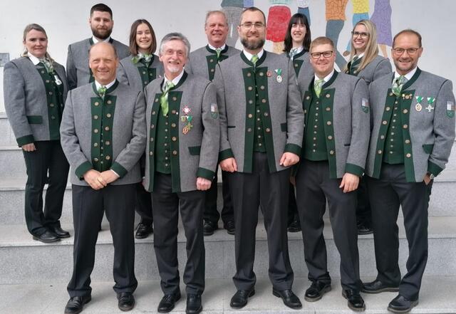 Gerhard Schwaiger (hinten 3. v. r.) übergab sein Amt als Obmann an Christian Mader (vorne Mitte). | Foto: MV Kraubath/Mur