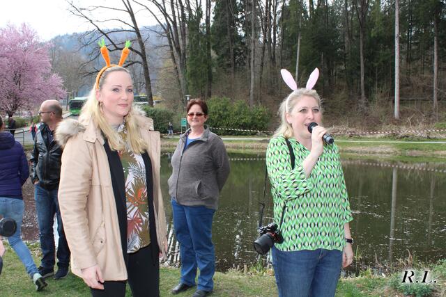 Silke Valeskini (r.) moderierte die Ostereiersuche in Köflach. | Foto: Lederer
