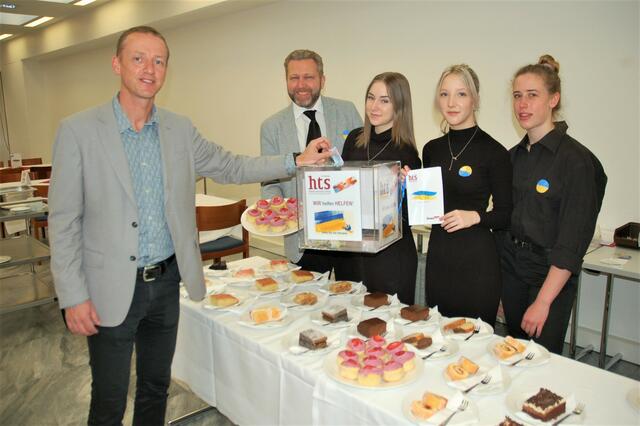 HTS-Direktor Michael Hörhan, Praxislehrer Albert Decker und die Organisatoren Schulsprecherin Lena Reiter, Amelie Hausner und Jasmin Stangl-Brachnik
 | Foto: HAIDERER