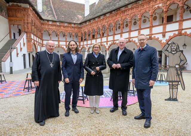 Freude über die Eröffnung der neuen Ausstellung auf der Schallaburg bei Abt Georg Wilfinger, Kurator Dominik Heher, Landeshauptfrau Johanna Mikl-Leitner, Diözesanbischof Alois Schwarz und Geschäftsführer Peter Fritz. | Foto: Schallaburg/Rupert Pressl