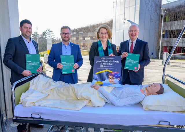 Pflegedirektor Christian Pleil (Landesklinikum Mistelbach-Gänserndorf), Bürgermeister Erich Stubenvoll, Sozial-Landesrätin Christiane Teschl-Hofmeister, Geschäftsführer Karl Ennsfellner (IMC FH Krems) | Foto: NLK/Burchhart