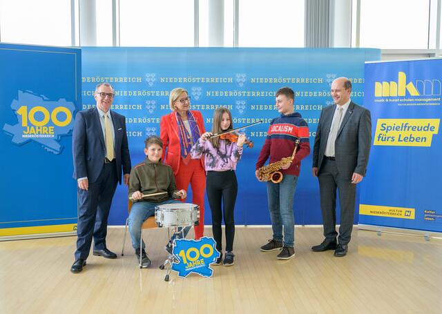 NÖ GVV-Präsident Rupert Dworak, Landeshauptfrau Johanna Mikl-Leitner mit Musikschülern und Musikschülerin sowie NÖ Gemeindebund-Präsident Johannes Pressl | Foto: NLK/Burchhart