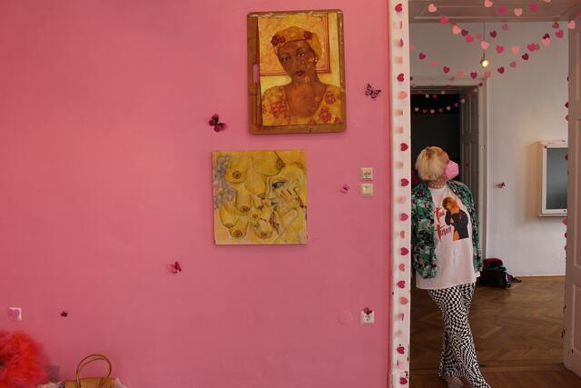 Die Kuratorin der Ausstellung ist Susie Flowers | Foto: Martin Jelicic