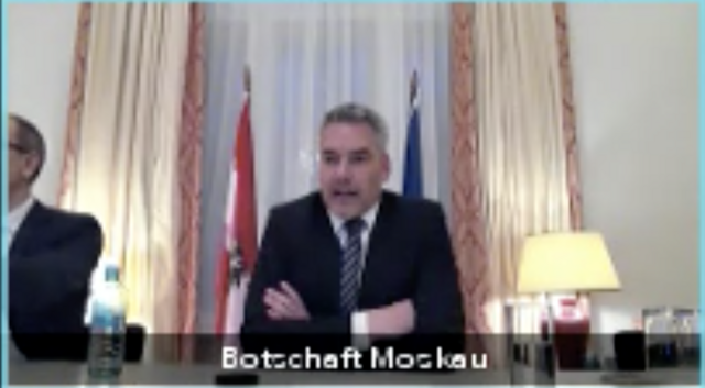 75 Minuten hat das Gespräch zwischen Österreichs Bundeskanzler Karl Nehammer und Russlands Präsident Wladimir Putin am Montag gedauert. Nach 90 Minuten war das Treffen wieder vorbei.  | Foto: Screenshot 