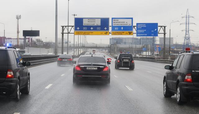 Bundeskanzler Karl Nehammer (ÖVP) am Montag, 11. April 2022 im Konvoi in Begleitung von Sicherheitsfahrzeugen auf der Fahrt vom Flughafen in das Stadtzentrum von Moskau. | Foto: APA Picturedesk/Dragan Tatic