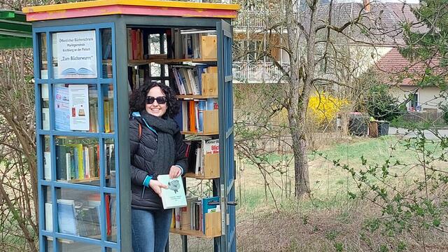 Alte Bücher erfreuen sich in der Bücherzelle.