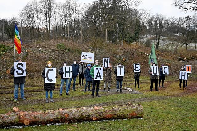 Nach den Baumfällungen im Februar 2021 protestierten Mitglieder der Initiative "Linzer Grüngürtel schützen jetzt!" auf dem Gelände der Pädagogischen Hochschule der Diözese. | Foto: Initiative "Linzer Grüngürtel schützen jetzt!"