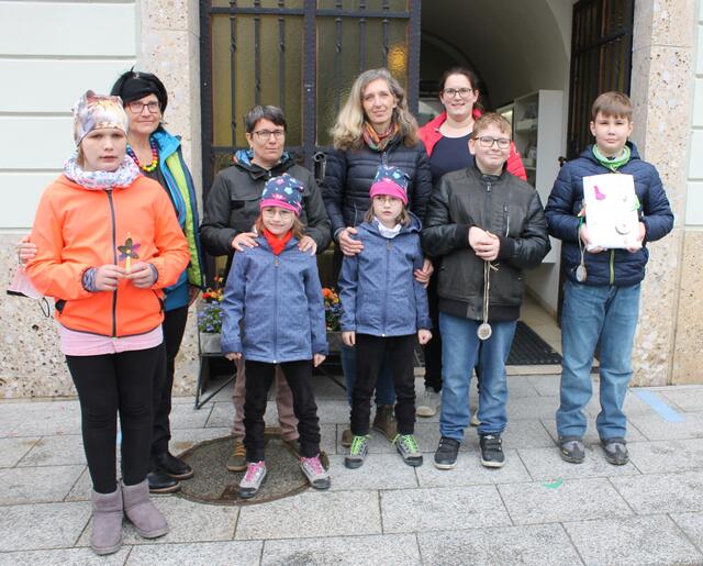 Andrea Kraus, Renate Nestelberger, Christiane Spring und Alena Fallmann mit den Kindern der orangen Klasse der Schule Rogatsboden | Foto: Stadtgemeinde Scheibbs