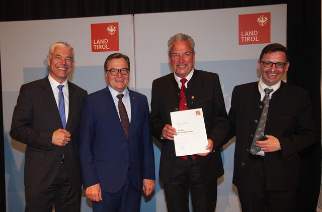 Der Geehrte aus Gries mit LH Günther Platter, BH Michael Kirchmair und Bgm. Karl Mühlsteiger | Foto: Land Tirol/Frischaufbild