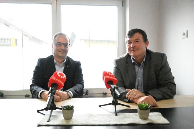Roland Meisl (v. l.) und Michael Wanner sehen Rückenwind für die Sozialdemokratie in Salzburg und Österreich. | Foto: Martin Schöndorfer, 2022