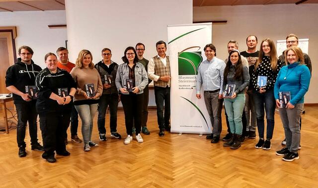 Die Funktionär:innen rund um Blasmusikbezirksverband-Obmann Wolfgang Haiden (7.v.r.) mit Trainer Thomas Lösch (8.v.r.).  | Foto: Chris Hopfer