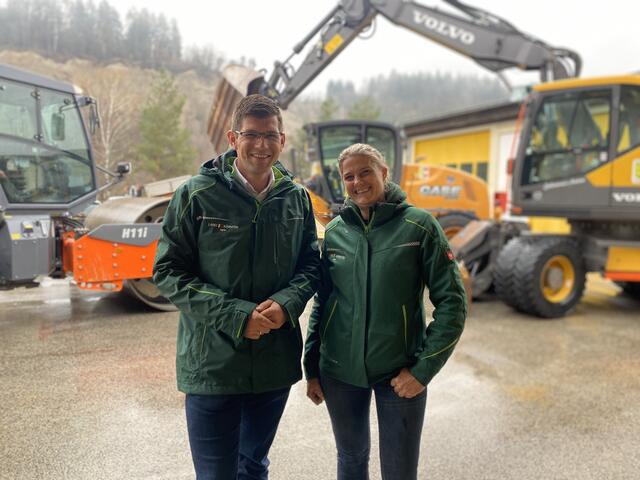 Arbeitsprogramm ländliches Wegenetz 2022: Landesrat Martin Gruber und die für den Bezirk Völkermarkt zuständige Bauleiterin Jutta Holzfeind | Foto: Büro LR Gruber