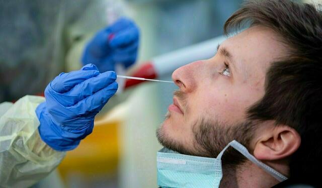 In Wien setzt man auf die gut funktionierende PCR-Teststrategie. | Foto: APA/dpa/Sven Hoppe
