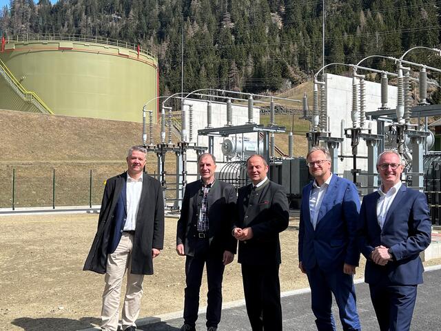 Die TINETZ-Geschäftsführer Thomas Rieder (li.) und Thomas Trattler (re.) freuen sich mit Bürgermeister Raimund Steiner, LH-Stv. Josef Geisler und TAL-Chief Administration Officer Andreas Landsteiner über die neue Anlage in Matrei-Gruben. | Foto: Tinetz/platzermedia