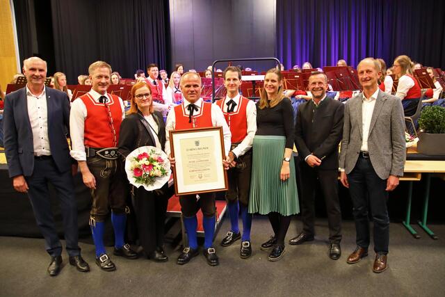Von links: Vizebürgermeister Hans Ganitzer, Obmann Peter Rohrmoser, Lydia Gappmaier, Ehrenkapellmeister Peter Gappmaier, Kapellmeister Daniel Rohrmoser, Birgit Rohrmoser, Bezirksobmann Karl Weiß und Bürgermeister Johann Rohrmoser. | Foto: TMK Großarl