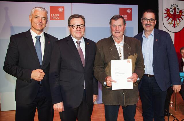 Der Geehrte aus Neustift mit LH Günther Platter, BH Michael Kirchmair und Bgm. Andreas Gleirscher | Foto: Land Tirol/Frischaufbild