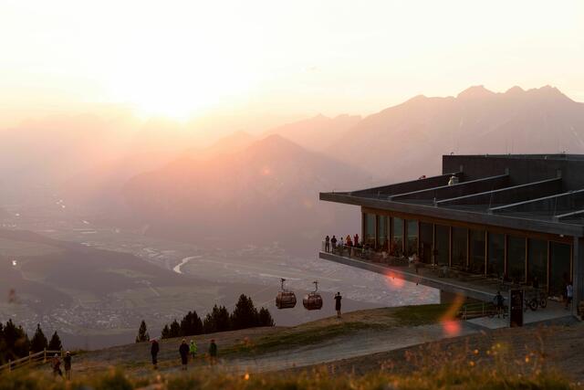 Auf ausgewählten Wander- und E-Bike-Touren führen lokale Guides durch die atemberaubende Bergwelt. Das Tourenprogramm ist mit der Welcome Card kostenlos, so wie die Nutzung des öffentlichen Verkehrs in der Region. | Foto: Innsbruck Tourismus / W9 Studios