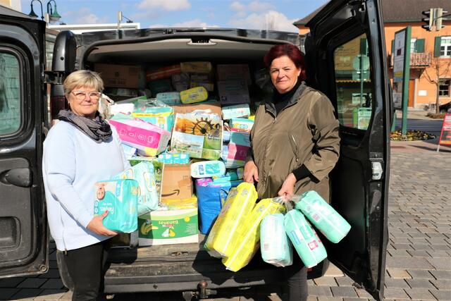 Randvoll wurde der Kleinbus von Ursula Rauch (li) und Almuth Huderz-Thümel mit Spenden aus Kalsdorf beladen. | Foto: Edith Ertl