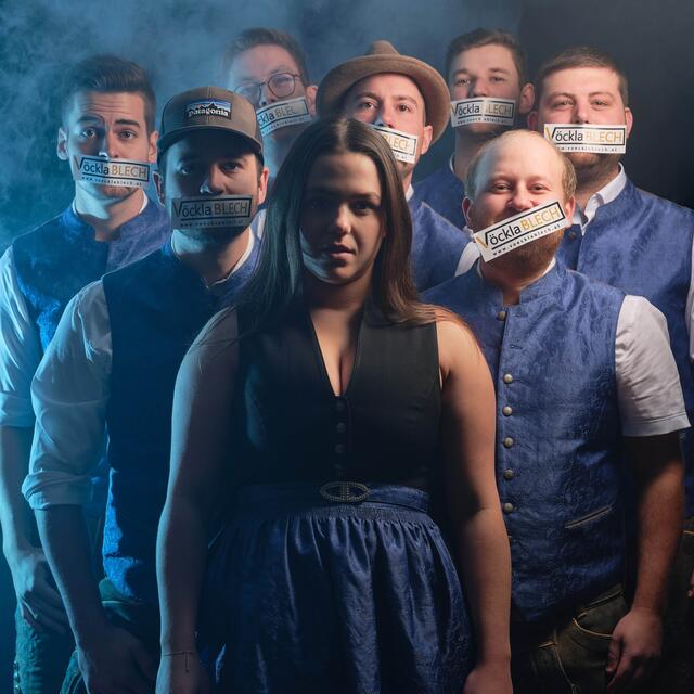 Vöcklablech sind beim Bandcontest mit dabei: Michael Seyfriedsberger (Trompete, Gesang), Laura Kapeller (Gesang), Peter Nobis (Gitarre, Gesang), Martin Schinagl (Bass, Tuba), Thomas Starlinger (Tenorhorn, Posaune, Gesang, Florian Dambauer (Tenorhorn, Posaune), Florian Six (Trompete, Gesang), David Rendl (Schlagwerk) und Gerhard Nobis (Tontechniker) | Foto: Adelsgruber Photography