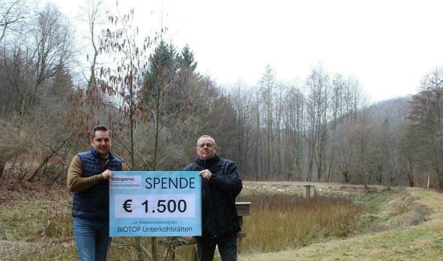 Vizebgm. Martin Pinczker und Urbarial-Kassier Willi Wagner spendeten für die Sanierung des Biotops. | Foto: Foto: Martin Pinczker