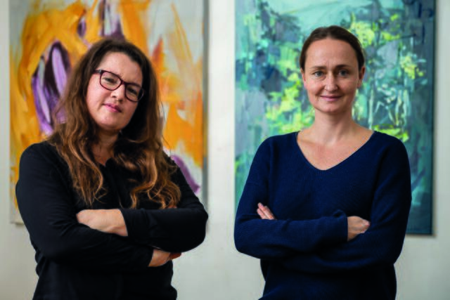 Monika Herschberger (l.) und Karin Czermak (r.) vor ihren Kunstwerken.  | Foto: Klaus Ranger