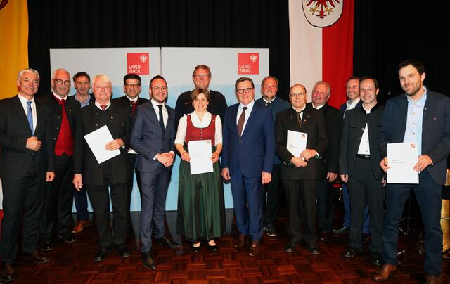 Die Geehrten aus Matrei mit LH Günther Platter, BH Michael Kirchmair und Bgm. Patrick Geir | Foto: Land Tirol/Frischaufbild